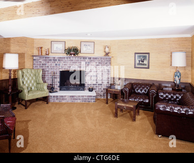 1970ER JAHRE WOHNZIMMER INTERIOR LED MÖBEL GEMAUERTEN KAMIN Stockfoto