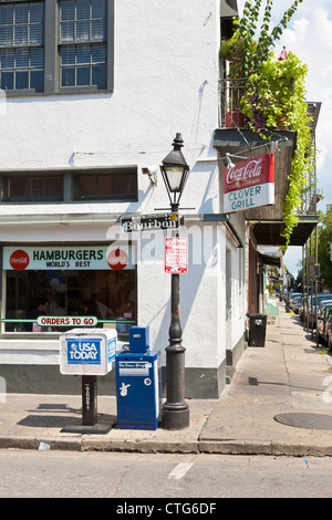 Klee-Grill an der Ecke Bourbon Street / Dumaine Street im French Quarter von New Orleans, LA Stockfoto