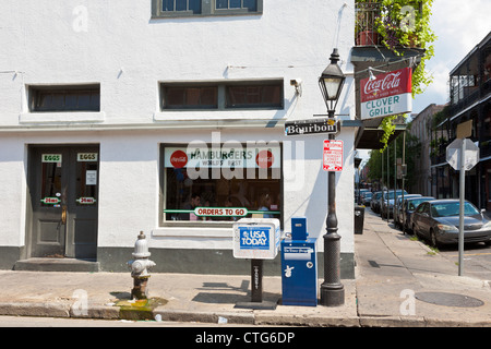 Klee-Grill an der Ecke Bourbon Street / Dumaine Street im French Quarter von New Orleans, LA Stockfoto