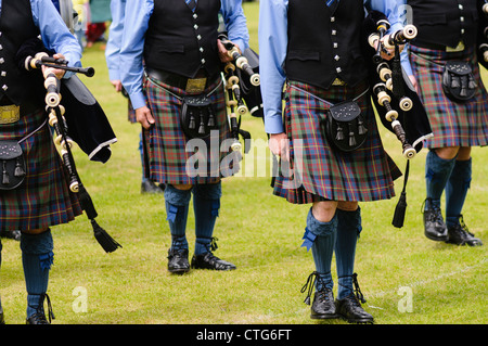 Dudelsackspieler tragen Kilts marschieren beim tragen ihre Dudelsäcke Stockfoto