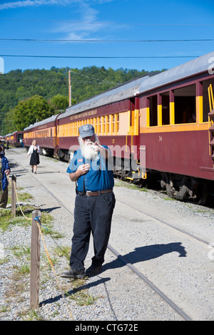 Dirigent Regie Passagiere von der Great Smokey Mountain Railway in Bryson City, North Carolina, USA Stockfoto