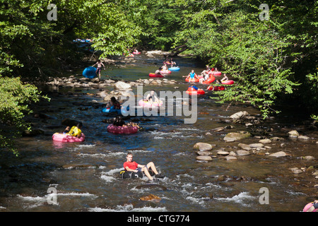 Familien, die Schläuche flussabwärts in North Carolina Stockfoto