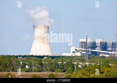 Kühltürme von Kohlekraftwerken St. Johns River Power Park in Jacksonville, Florida Stockfoto