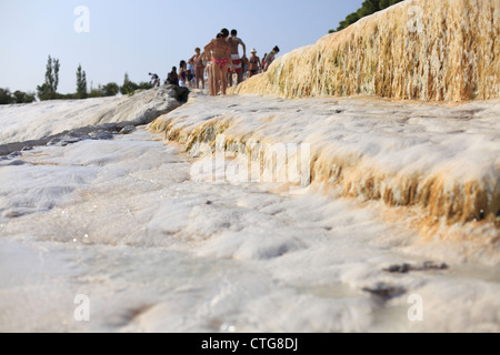 Passanten in den Streams auf den Terrassen bei Pamukkale in der Türkei Stockfoto