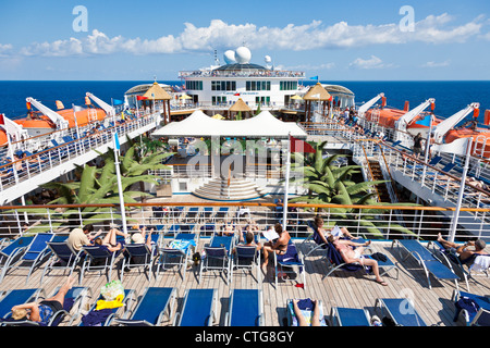 Kreuzfahrt-Passagiere genießen Sie die Sonne auf den Decks der Kreuzfahrtschiff Carnival Fascination Stockfoto