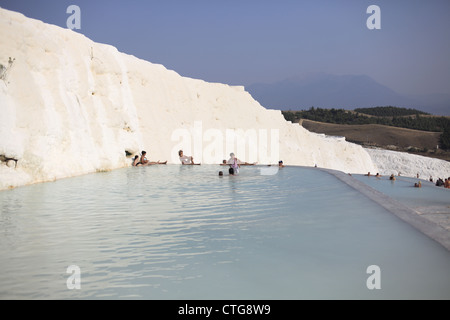 Menschen Baden in heißen Quellen in Pamukkale, Türkei Stockfoto