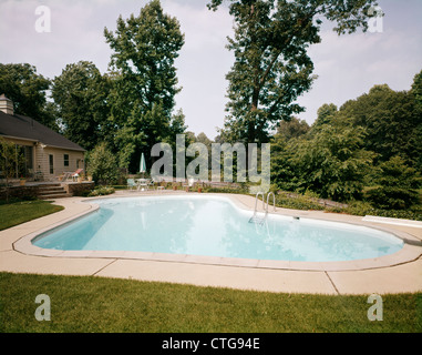 1960S 1970S HINTERHOF NACH HAUSE INGROUND POOL Stockfoto