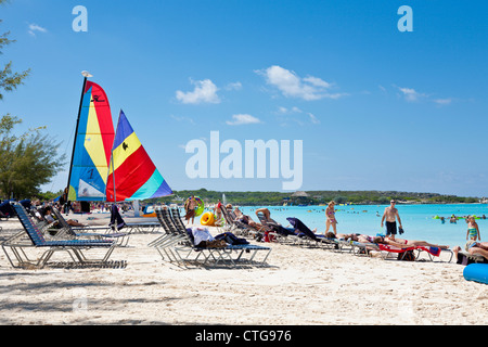 Kreuzfahrtpassagiere verbringen einen Tag am Strand von Half Moon Cay, Bahamas Stockfoto