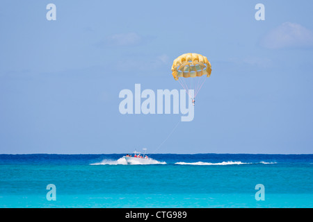 Kreuzfahrt-Passagiere auf Parasailing Ausflug am Half Moon Cay, Bahamas Stockfoto