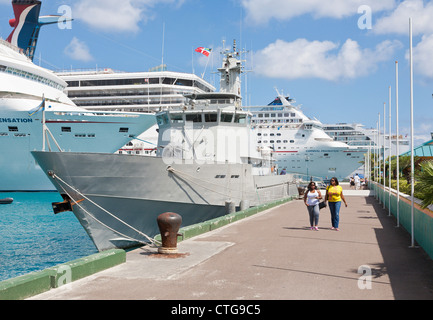 Zwei schwarze Kreuzfahrt-Passagiere verlassen Hafenanlagen der Stadt Nassau, Bahamas Stockfoto