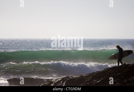 Surfer, Surfen in Marokko. Stockfoto