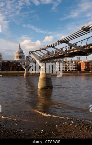 Die London Millennium Brücke überspannt den Fluss Themse in London, England. Stockfoto