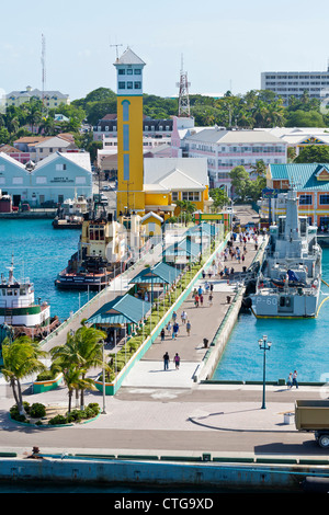 Law Enforcement Schiff und Arbeit Boote angedockt in Prince George Wharf im Hafen von Nassau, Bahamas Stockfoto