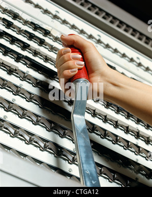 1970ER JAHREN WEIBLICHE ZIEHEN HANDHEBEL IN ABSTIMMUNG STAND MASCHINE Stockfoto