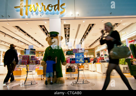 Duty Free Shop Harrods, Abflughalle Terminal 4, Flughafen Heathrow, London, Großbritannien Stockfoto