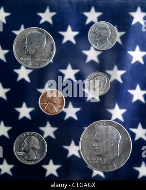 ANORDNUNG DER 1970ER JAHRE VEREINIGTE STAATEN MÜNZEN STERNE HINTERGRUND NICKEL PENNY QUARTAL DIME HALF DOLLAR JEDES ZEIGT EINEN PRÄSIDENTEN Stockfoto