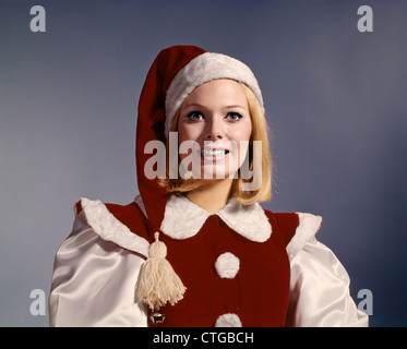 1960ER JAHREN FRAU WEIHNACHTEN SANTA HELFER KOSTÜM PORTRÄT BLICK IN DIE KAMERA LÄCHELN Stockfoto
