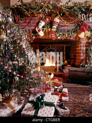 1960ER JAHRE WEIHNACHTSBAUM STRÜMPFE STELLT DEKORATION LODERNDEN KAMIN Stockfoto