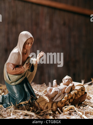 BABY JESUS IN KRIPPE MIT KNIET MARIA SZENE KRIPPENFIGUREN Stockfoto