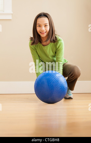 Lächelndes Mädchen mit Ball spielen Stockfoto