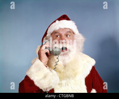1960ER JAHRE SANTA CLAUS GESPRÄCH AM TELEFON RETRO Stockfoto