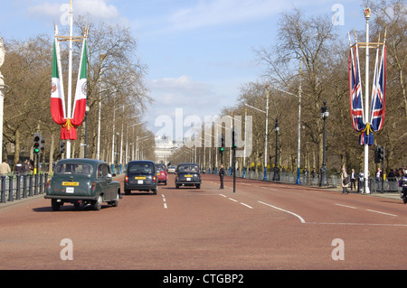 Blick entlang der Mall vom Kreisverkehr der Buckingham Palace in London, England Stockfoto