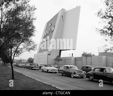 1950ER JAHRE AUTOS IN TRAFFIC JAM VERLASSEN BETRETEN DRIVE-IN THEATRE Stockfoto