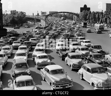 1950ER JAHRE HEAVY TRAFFIC BEN FRANKLIN BRIDGE PHILADELPHIA PA Stockfoto