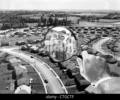 1960ER JAHREN FAMILIENPORTRÄT IN VERGRÖßERUNGSGLAS ÜBERLAGERT STADTTEILENTWICKLUNG GEHÄUSE Stockfoto