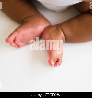 Gemischte Rassen Babymädchen Füße Stockfoto