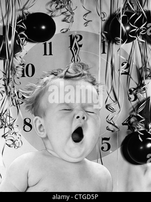 1940S 1950S BABY MIT LUFTBALLONS LUFTSCHLANGEN & UHR AUFFÄLLIG MITTERNACHT GÄHNEN IM HINTERGRUND Stockfoto