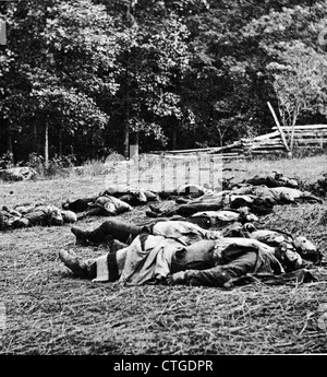 1860ER JAHRE JULI 1863 TOT DES MICHIGAN INFANTERIE-REGIMENTS AUF DEM SCHLACHTFELD VON GETTYSBURG PA USA VON BRADY ASST. TIM O'SULLIVAN Stockfoto