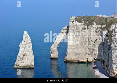 L'Aiguille und Porte D'Aval, einem natürlichen Felsbogen in den Kreidefelsen bei Etretat, Côte d'Albâtre, Haute-Normandie, Frankreich Stockfoto