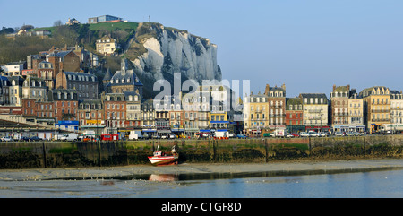 Kreidefelsen und Fischerboot bei Ebbe im Hafen von Le Tréport, Haute-Normandie, Frankreich Stockfoto
