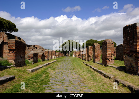 Italien, Rom, Ostia Antica, Decumanus maximus, römerstraße Stockfoto