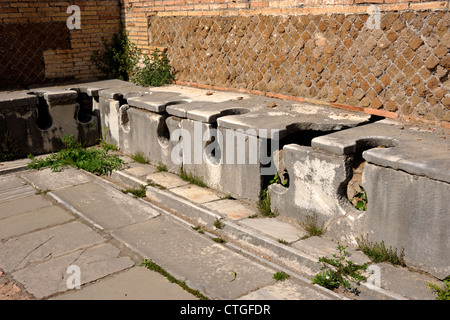 Italien, Rom, Ostia Antica, öffentliche Latrine im römischen Domus von Triclini Stockfoto