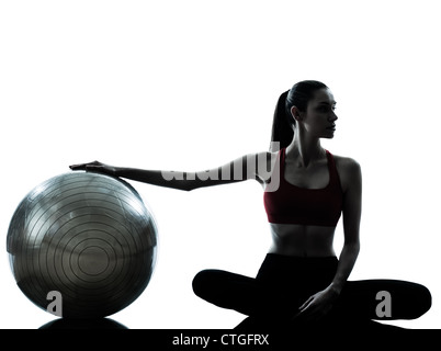 eine Kaukasische Frau trainieren Fitness-Ball im Silhouette Studio isoliert auf weißem Hintergrund Stockfoto