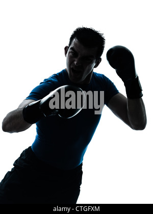 ein kaukasischer Mann Ausübung Boxen Boxer trainieren Fitness im Silhouette Studio isoliert auf weißem Hintergrund Stockfoto