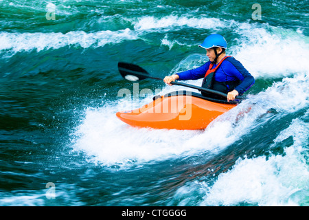 Kaukasische junge Kajak am Fluss Stockfoto
