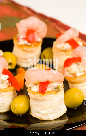 Vol au Öffnungen gefüllt mit Käse und frische Garnelen Stockfoto