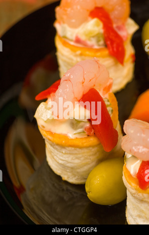 Vol au Öffnungen gefüllt mit Käse und frische Garnelen Stockfoto