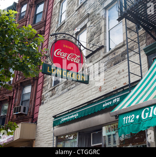 Antike Coca-Cola Schild Luncheonette in Hoboken, New Jersey auf Samstag, 21. Juli 2012. (© Richard B. Levine) Stockfoto