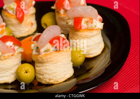 Vol au Öffnungen gefüllt mit Käse und frische Garnelen Stockfoto