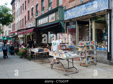 Bücher und Straßencafés an der Washington Street in Hoboken, New Jersey auf Samstag, 21. Juli 2012 verwendet. (© Richard B. Levine) Stockfoto