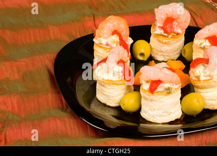 Vol au Öffnungen gefüllt mit Käse und frische Garnelen Stockfoto