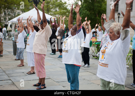 Senioren nehmen an einer restaurativen Bewegungsunterricht in Brooklyn in New York Stockfoto