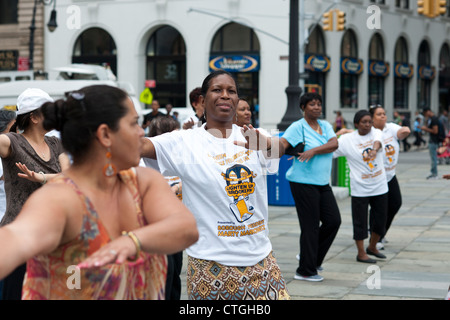 Senioren nehmen an einer restaurativen Bewegungsunterricht in Brooklyn in New York Stockfoto