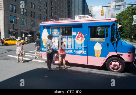 Eis-Liebhaber genießen eine frostige Behandlung aus einem Softeis-LKW in Lower Manhattan in New York Stockfoto