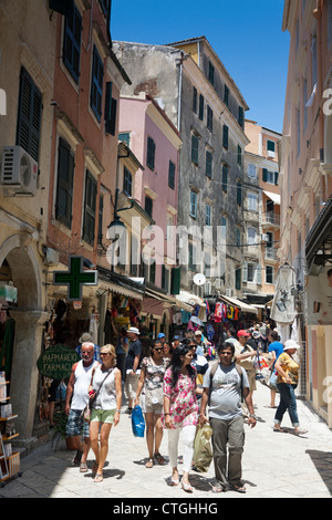 Touristen erkunden die Altstadt von Korfu - Griechenland Stockfoto