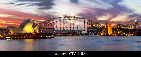 Panoramablick auf Sydney Opera House und Harbour Bridge und North Sydney CBD Skyline bei Sonnenuntergang / Nacht Sydney NSW Australia Stockfoto